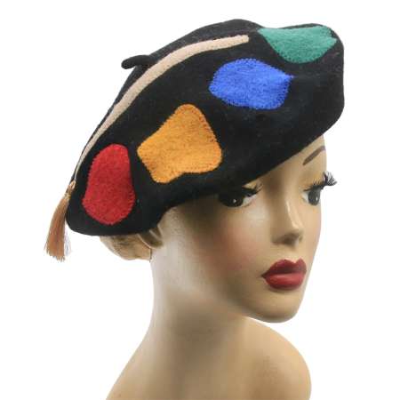 Schwarzes Barett mit Farbe und Pinsel